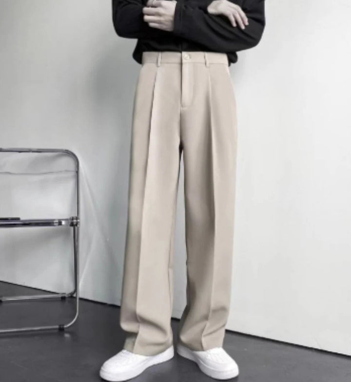 Męskie spodnie z prostymi nogawkami, plisami z przodu i szlufkami na pasek